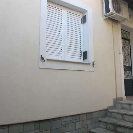 One ~ Fits Апартаменты *